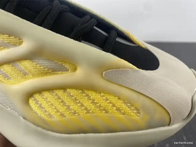 V3 Mono 700 HP5425 Yeezy Adidas Safflower 0612